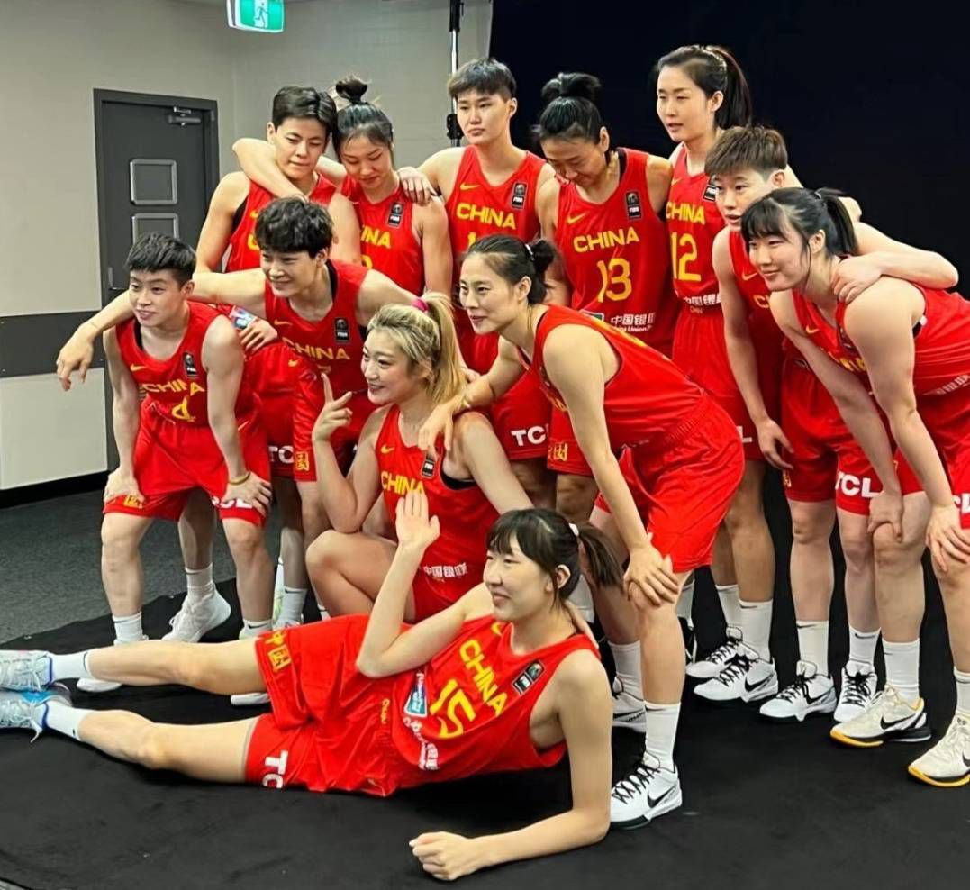 今日NBA伤停08:00黄蜂VS奇才德朗-赖特：预计缺席08:00魔术VS掘金温德尔-卡特、马克尔-富尔茨、弗拉特科-坎卡、贾马尔-穆雷：预计缺席齐克-纳吉：出战成疑08:30步行者VS猛龙赛迪斯-杨、克里斯蒂安-科洛克、贾文-利伯蒂：预计缺席安德鲁-内姆哈德：出战成疑08:30凯尔特人VS雄鹿杰-克劳德、克里斯-李文斯顿、马乔恩-博尚、达米安-利拉德：预计缺席08:30老鹰VS篮网穆罕默德-盖伊、科比-巴夫金、本-西蒙斯、卡梅隆-托马斯、丹尼斯-史密斯：预计缺席AJ-格里芬：出战成疑08:30骑士VS热火伊萨克-奥科罗、多诺万-米切尔、泰-杰罗姆、里基-卢比奥、凯文-乐福、巴姆-阿德巴约、泰勒-希罗、RJ-汉普顿：预计缺席卡里斯-勒维尔：出战成疑09:00雷霆VS公牛贾伦-威廉姆斯、鲍尔：预计缺席09:00森林狼VS76人麦克丹尼尔斯、麦克丹尼尔斯、乌布雷：预计缺席09:00马刺VS快船梅森-普拉姆利、梅森-普拉姆利：预计缺席瓦塞尔：出战成疑09:00火箭VS灰熊阿门-汤普森、奥拉迪波、拉拉维亚、蒂尔曼、肯纳德、斯玛特、亚当斯、莫兰特、布兰登-克拉克：预计缺席09:00鹈鹕VS国王马特-里安、麦科勒姆、特雷-墨菲、基恩-埃利斯、莱恩、莱尔斯：预计缺席南斯、基根-穆雷、杜阿尔特、：出战成疑11:00开拓者VS爵士韦恩莱特、罗伯特-威廉姆斯、斯库特-亨德森、安芬尼-西蒙斯、沃克-凯斯勒：预计缺席11:00太阳VS勇士比尔、达米恩-李、德雷蒙德-格林：预计缺席渡边雄太、加里-佩顿二世：出战成疑11:30湖人VS独行侠文森特、范德比尔特、克勒贝尔：预计缺席雷迪什、塞思-库里：出战成疑专家推荐【陈嘟嘟】足球6连红带来08:10分阿根廷杯赛事：博卡青年VS拉普拉塔大学生比赛解读【张金宏】足球17中13带来09点哥斯甲赛事：普塔雷纳斯VS阿拉胡埃伦斯赛事解析【大元老师】篮球20中14带来9点NBA赛事：国王VS鹈鹕比赛分析今日焦点赛事足球方面，清晨南美赛场的巴甲和阿根廷杯等多项赛事将轮番上演；篮球方面，今日NBA有多场比赛进行，从早上8点至中午11点30分，7M体育会有多名专家对比赛做出精彩解析，敬请关注！